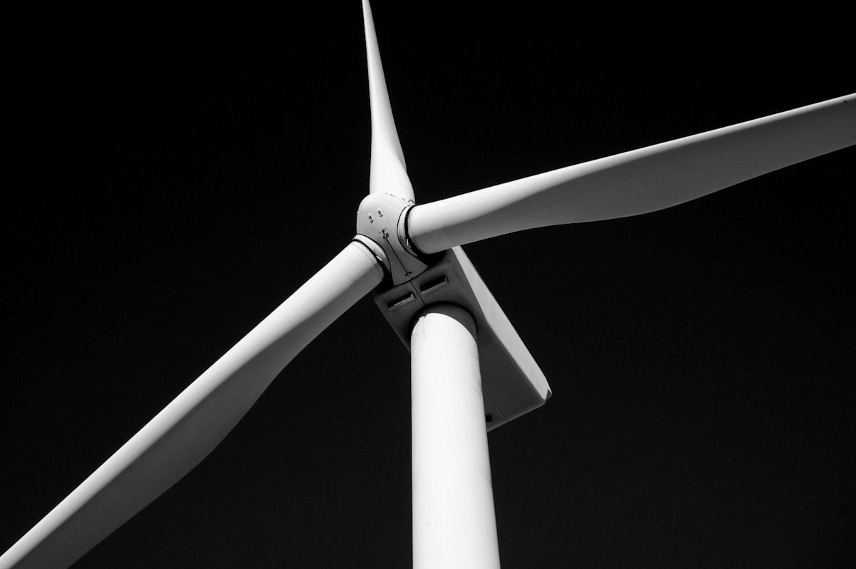 Wind turbine nacelle and rotor hub