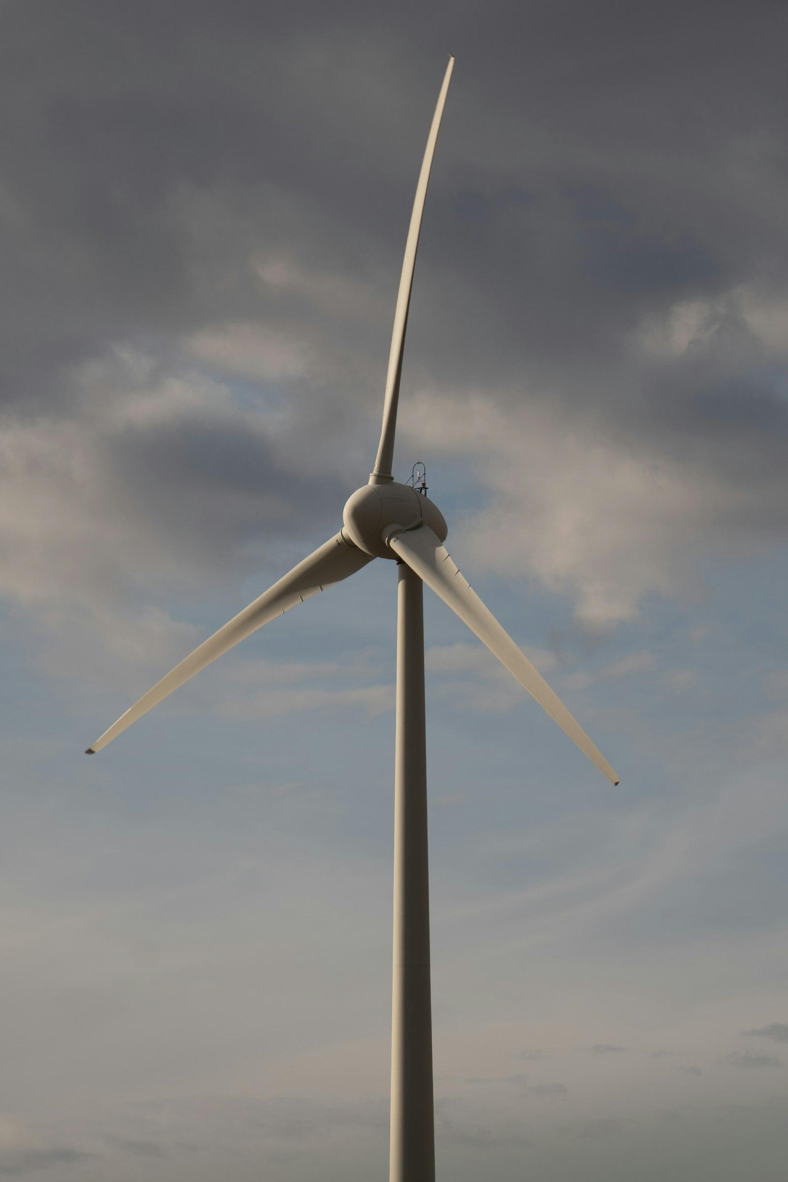 A wind turbine rotor and nacelle against an open sky